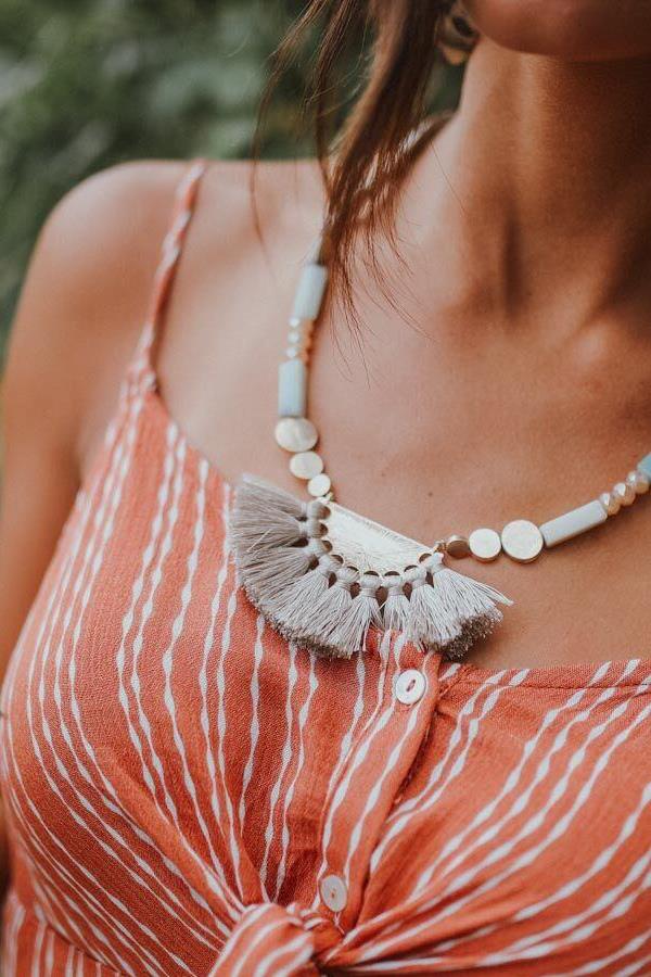 This statement necklace with mint stones, wood beads and a tassel is perfect for a beach look. Beautiful necklace to complete the look.